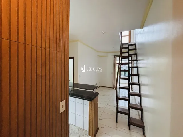 Hall de entrada com escada em um imóvel no Brasil.