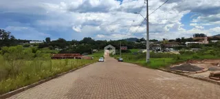Uma estrada pavimentada leva a uma área verde no Brasil.