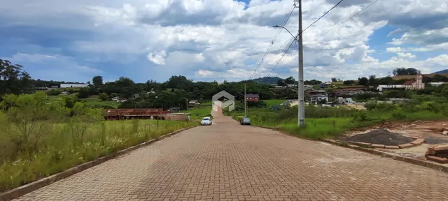 Uma estrada pavimentada leva a uma área verde no Brasil.