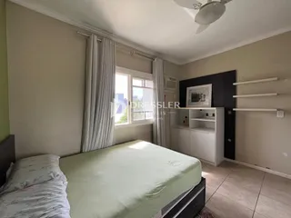 Quarto com cama e janela em um imóvel no Brasil.
