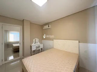 Quarto com cama e armário em ambiente interno.