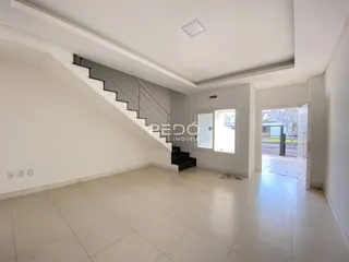 Sala de estar com piso de cerâmica e escadaria.