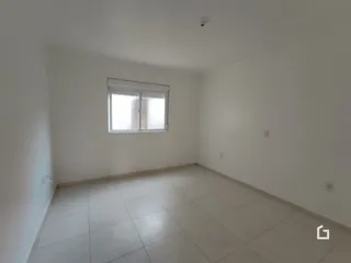 Foto de um ambiente interno com piso de cerâmica e janela.