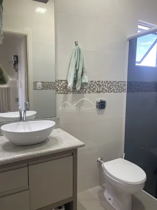 Banheiro com pia branca e vaso sanitário em um imóvel.