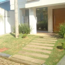 Fachada da residência com gramado e calçada em Lajeado.