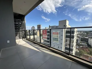 Vista da varanda de um apartamento em Lajeado, mostrando a paisagem urbana.