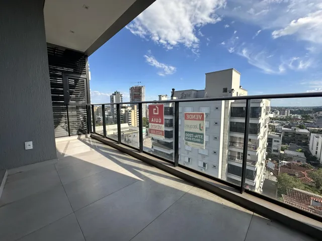 Vista da varanda de um apartamento em Lajeado, mostrando a paisagem urbana.