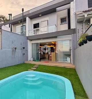 Fachada de uma casa com piscina e jardim em Lajeado, Brasil.