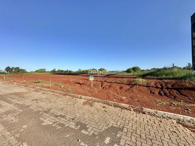Vista da propriedade com terra vermelha e pavimento de tijolos.