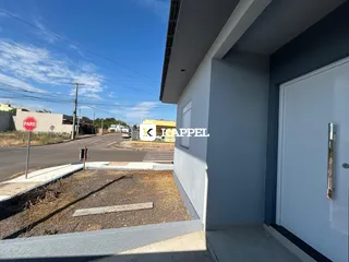 Foto da fachada de uma residência em Lajeado, Brasil, mostrando a entrada e o entorno.