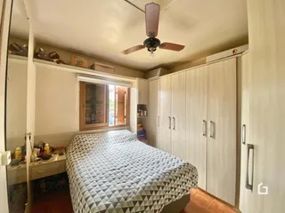 Quarto com cama e armários em um apartamento.