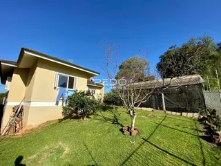 Vista externa de uma casa com jardim gramado em Lajeado, Brasil.