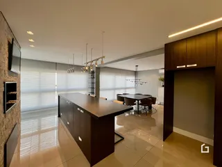 Ambiente interno moderno com piso de porcelanato e grandes janelas.
