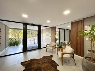 Sala de estar com portas de vidro que dão acesso ao exterior.
