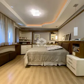 Quarto com decoração de madeira e piso claro.