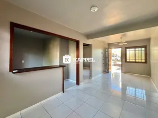 Hall de entrada com piso de cerâmica e paredes claras.