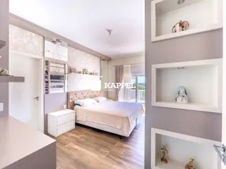 Quarto com cama de casal e armário branco em um apartamento.
