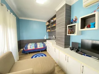 Foto de uma sala com paredes azuis e estantes em um imóvel no Brasil.