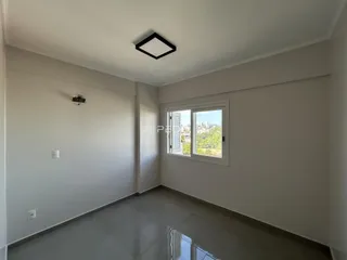 Interior de um ambiente com paredes brancas e piso claro.