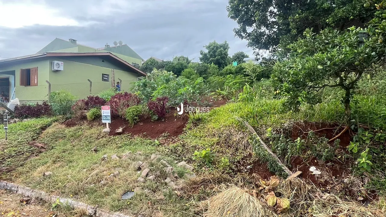 Vista externa de uma propriedade em Lajeado, Brasil, com vegetação densa no primeiro plano.