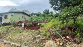Vista externa de uma propriedade em Lajeado, Brasil, com vegetação densa no primeiro plano.