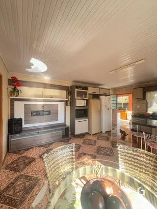 Interior de um quarto com piso de cerâmica e cabeceira de vime.