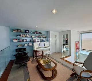Uma sala de estar com estantes de livros é visível na propriedade.
