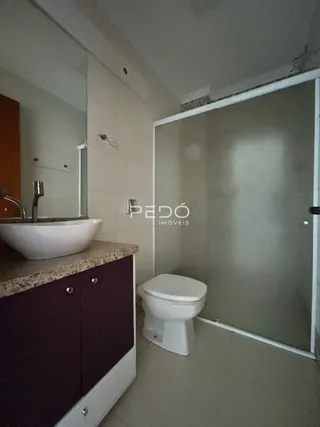 Foto de um banheiro com pia e vaso sanitário em um imóvel.