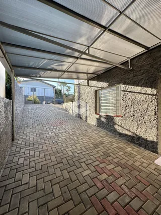 Vista de um pátio pavimentado com piso intertravado.