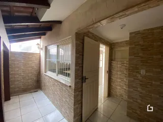 Hall com paredes de textura e piso de cerâmica na propriedade.