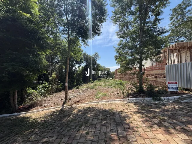 Vista externa da propriedade em Lajeado com vegetação e muro de tijolos.