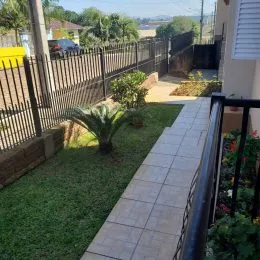 Vista externa com gramado e cerca no imóvel em Lajeado.