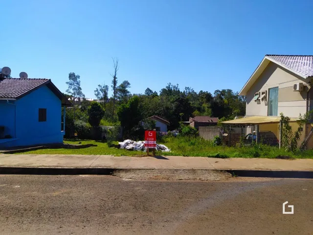 Fachada de uma residência em Lajeado, Brasil, sob céu azul.