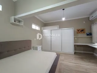Foto de um quarto com cama e armários em um imóvel.