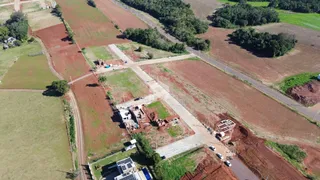 Vista aérea de uma área de terra com campos e estradas no interior de Lajeado.