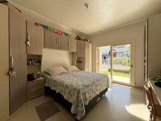 Quarto com armários e cama em um imóvel no Brasil.