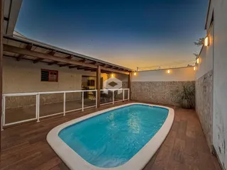 Foto de uma piscina externa com deck em um imóvel no Brasil.