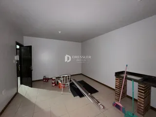 Foto de um cômodo interno com paredes brancas e piso claro.
