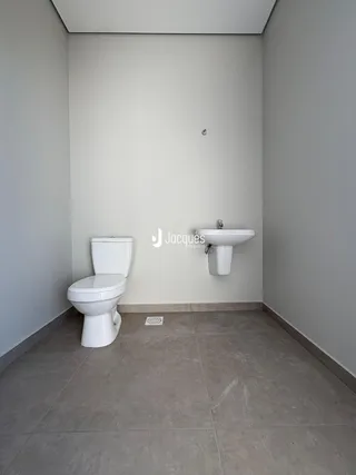 Foto de um banheiro com vaso sanitário e pia em um imóvel.