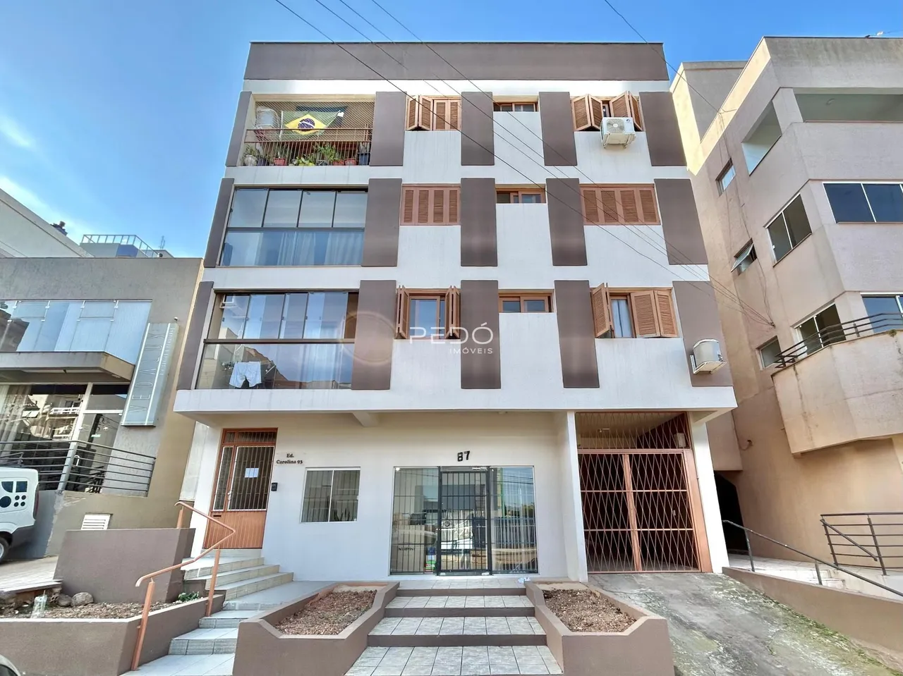Fachada de um prédio residencial em Lajeado, Brasil, com entrada e varandas.