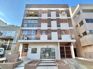 Fachada de um prédio residencial em Lajeado, Brasil, com entrada e varandas.