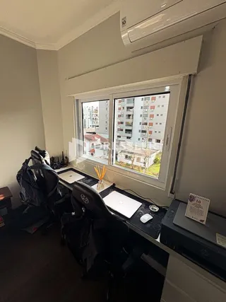 Vista interna de um cômodo com janela de grande porte.