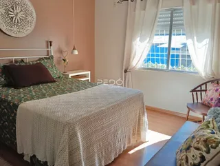Quarto com cama e janela em um imóvel no Brasil.