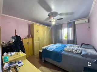 Quarto com armários embutidos e cama.