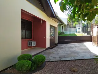 Fachada de uma residência em Lajeado, Brasil, com jardim e entrada pavimentada.