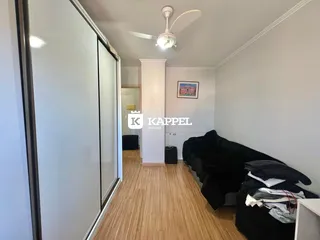 Este é um quarto com cama e guarda-roupa branco em um ambiente interno.