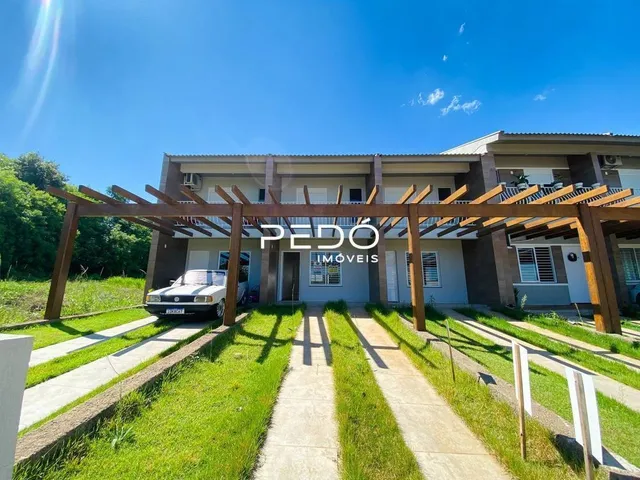 Fachada de um imóvel residencial em Lajeado, Brasil com jardim e calçada.