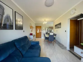 Sala de estar com área de jantar em imóvel em Lajeado, Brasil.