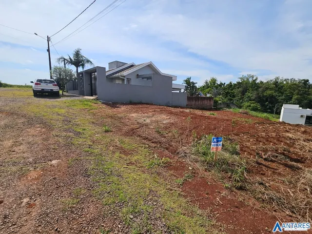 Foto da fachada de uma residência em Lajeado, Brasil, com terreno em primeiro plano.