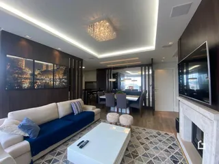 Sala de estar moderna com sofá azul e piso de cerâmica.